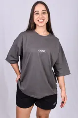 Remera negra de algodón, corte oversize, con inscripción 'GAINS.' en el frente.
