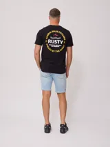 Remera de hombre de corte regular fit, confeccionada en algodón, con estampado gráfico en la espalda que incluye el logo de la marca y la frase 'Global Wave Chasers'.