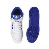 Championes de corte medio Adidas Forum Mid, color blanco con detalles en azul vibrante. Presentan el diseño clásico de la marca con las tres tiras laterales, cierre de velcro en el tobillo y suela de goma resistente.