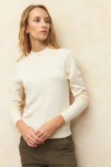 Polera color borgoña de tejido de punto con cuello alto y mangas largas.