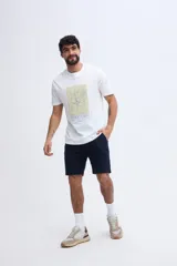 Remera de manga corta blanca con estampa rectangular en el frente y ajuste regular.