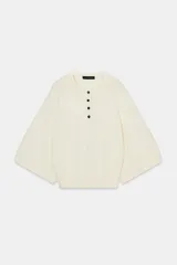 Jersey de punto liso color azul, con cuello redondo, botones delanteros y manga ancha por debajo del codo.