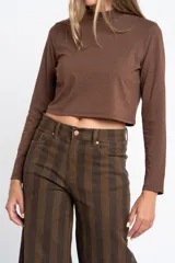 Polera de manga larga color marrón jaspeado, con cuello alto y corte ajustado al cuerpo.