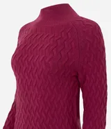 Suéter Marfinno de punto color fucsia, con cuello alto, manga larga ajustada y textura en zigzag.