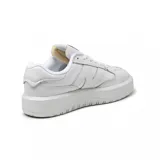 Championes New Balance modelo CT302 de diseño urbano, con plataforma alta y capellada de cuero blanco. Presenta el logo N característico en los laterales y una suela de goma robusta.