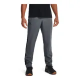 Pantalón deportivo Under Armour de corte cónico, confeccionado en tejido antidesgarro resistente al viento. Presenta cintura elástica con cordón interno, bolsillos laterales y cremalleras en los tobillos para mayor practicidad.