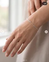 Pulsera de plata con cadena eslabonada y piedras naturales de cuarzo rosa redondas incrustadas a lo largo de la pieza.