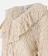 Blusa tipo bata de encaje texturizado color beige, con escote en V, mangas largas y volados aplicados en el escote. Presenta cierre frontal con botones y lazo de ajuste en la cintura.