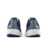 Championes de running New Balance modelo 880 v13, color azul marino con detalles en celeste y verde claro. Presentan empeine de malla técnica transpirable, entresuela con tecnología Fresh Foam X para mayor amortiguación y suela de goma NDurance para mayor durabilidad.
