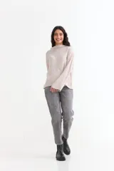 Sweater de tejido de punto acanalado en color gris, con cuello alto y mangas largas con diseño oxford acampanado.