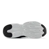Championes New Balance modelo 411 v4, color negro con entresuela blanca. Presentan un diseño de malla transpirable, cierre con cordones y logo N en el lateral.