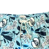 Short de baño con estampado de motivos náuticos en tonos celestes y blancos. Cuenta con cintura elástica, tres bolsillos y malla interior hipoalergénica.