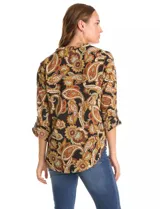 Blusa de gasa marca Floral & Ivy con estampado de arabescos en tonos tierra. Presenta cuello a la base con escote en V, mangas tres cuartos con sistema de ajuste mediante presilla y botón.