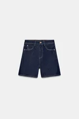 Shorts de denim azul oscuro con tiro alto, calce mom fit y diseño de cinco bolsillos con costuras en contraste.