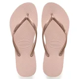 Sandalias tipo ojotas Havaianas modelo Slim, en color beige con tiras finas metálicas.