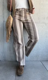 Jean de tiro medio con diseño de rayas verticales en tonos beige y marrón, corte recto y con elastano.