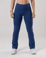 Calza larga deportiva color azul marino, de tiro alto y corte recto. Confeccionada en algodón y lycra opaca, presenta una faja doble tela sin elástico superior para mayor sujeción.