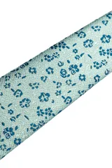 Set compuesto por una corbata y un pañuelo de bolsillo a juego, ambos en color bordó con un estampado geométrico sutil en tono oscuro.