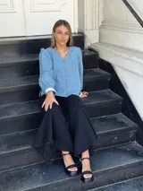 Sandalias negras de cuero con plataforma y pulsera al tobillo.