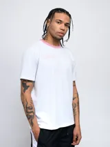 Remera de corte clásico color blanco, con cuello redondo en color rosado y logo de la marca bordado en el pecho en el mismo tono.
