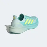 Championes de running Adidas Ultraboost 5, color celeste/turquesa con detalles en amarillo neón. Presentan tres franjas laterales icónicas en amarillo neón y una mediasuela gruesa con tecnología BOOST.