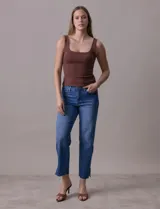 Pantalón de jean de tiro alto, pierna recta y corte a la altura del tobillo.