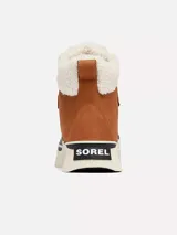 Bota de invierno impermeable Sorel modelo Out N About IV Chill, confeccionada en cuero marrón con puntera y base de goma negra, suela gruesa de goma blanca, y detalles de forro y cuello de borrego sintético blanco con cordones tostados.