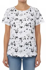 Blusa blanca con estampado floral negro, de corte recto y manga corta.