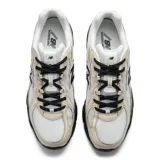 Championes New Balance modelo 740, color blanco con detalles en beige y negro. Confeccionados con parte superior de malla y superposiciones sintéticas, entresuela ABZORB negra y el característico logotipo "N" en el lateral.