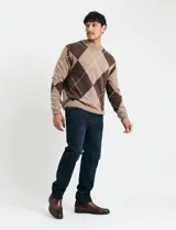 Sweater de punto con diseño de rombos en gris y azul marino, escote redondo a la base, manga larga y terminaciones en punto acanalado en cuello, puños y ruedo.