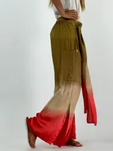 Pantalón de viscosa con estampado degradado de color rojo a marrón.