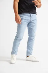 Jean de hombre color gris oscuro, corte recto, con roturas y logo bordado.