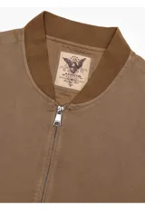 Campera tipo bomber color marrón, de microfibra, con cierre frontal completo, bolsillos laterales ribeteados y puños, cuello y ruedo de rib elástico.