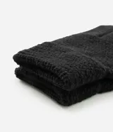 Guantes negros de punto texturizado para hombre, con puño acanalado.