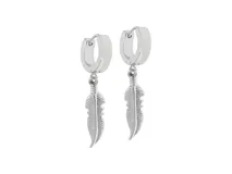 Par de aros tipo argolla de acero plateado, con dije colgante de pluma. El diámetro del aro es de 1cm y la altura total es de 3.5cm.
