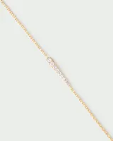 Pulsera dorada con cadena fina y pequeños cristales blancos.