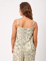 Top de algodón verde y crudo con estampado de motivos marinos, geométricos y tropicales, con tirantes anchos, escote cuadrado y cordones ajustables en los laterales.