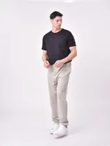 Pantalón de jogging negro con cintura elástica ajustable mediante cordón, bolsillos laterales y puños elásticos en los tobillos.