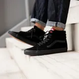 Championes Vans Sk8 Hi negros de caña alta, con detalles en cuero y suela de goma.