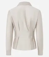 Camisa de manga larga confeccionada en satén color beige, con cuello clásico, cierre frontal de botones y pliegues decorativos en la cintura que realzan la silueta.