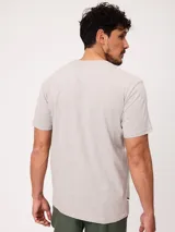 Remera de manga corta color azul, con cuello redondo y diseño clásico, confeccionada con un pequeño logo bordado en el pecho.