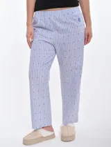 Pantalón de dormir de corte recto con cintura elástica, confeccionado en popelina de algodón con estampado de rayas verticales y pequeños puntos bordados.
