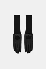 Guantes largos combinados con efecto piel y tejido de punto acanalado de lana. Presentan un diseño con abertura en el dorso y detalle de botón a presión.