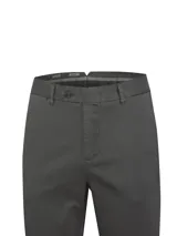 Pantalón chino de algodón color gris oscuro, con cierre de botón y cremallera, y bolsillos laterales.