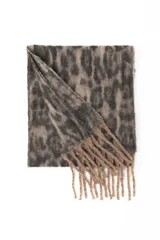 Bufanda rectangular con estampado animal print en tonos grises y marrones, con terminación de flecos en los extremos.