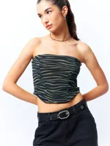 Top strapless con estampado animal print, confeccionado en tela semi transparente y con cierre en la espalda.
