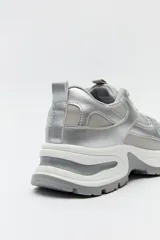 Zapatillas chunky color blanco y beige, con base robusta de 5,5 cm de altura.