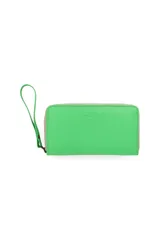 Billetera grande de cuero sintético color verde manzana, con cierre perimetral y correa de mano.