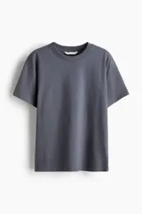 Remera gris de corte recto en punto suave de algodón con cuello redondo ribeteado y hombros ligeramente caídos.