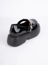 Zapato tipo mocasín negro con hebilla dorada y plataforma de 6cm.